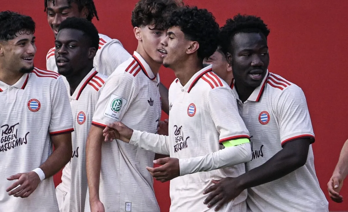 Adam Aznou marque dans un angle impossible en Youth League