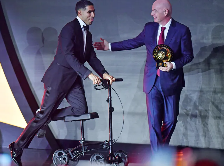 Ballon d’Or Africain : “trottinette” et “cape d’invisibilité”, le look d’Hakimi amuse le web
