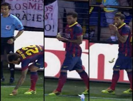 Victime de racisme, Dani Alves mange la banane jet&eacute;e par des supporters de Villarreal