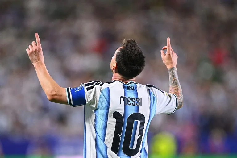 Le joueur de l&rsquo;Alg&eacute;rie qui a &eacute;chang&eacute; son maillot avec Messi savoure : &ldquo;C&rsquo;est vraiment un tr&egrave;s bon souvenir&rdquo;
