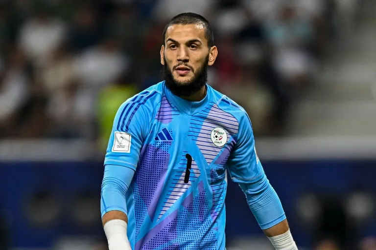 Algérie : une polémique avec les antisèches de Farid Chaâl à la Coupe Arabe !