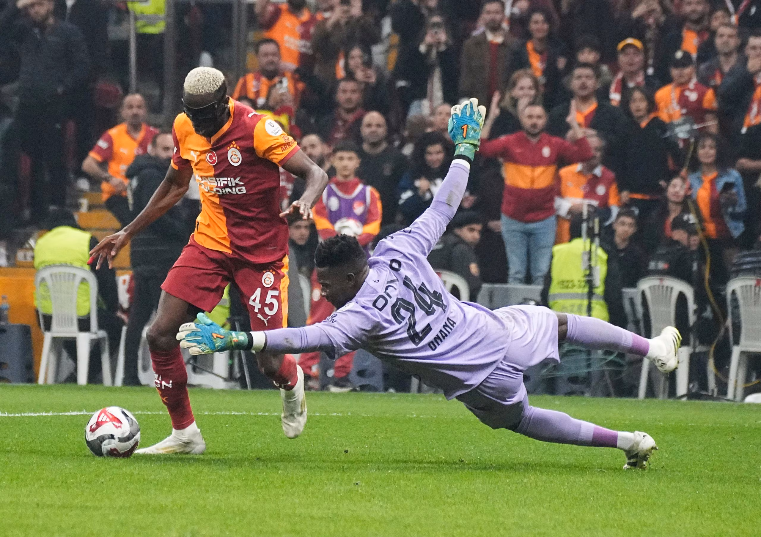 La prouesse d&rsquo;Andr&eacute; Onana devant Osimhen !