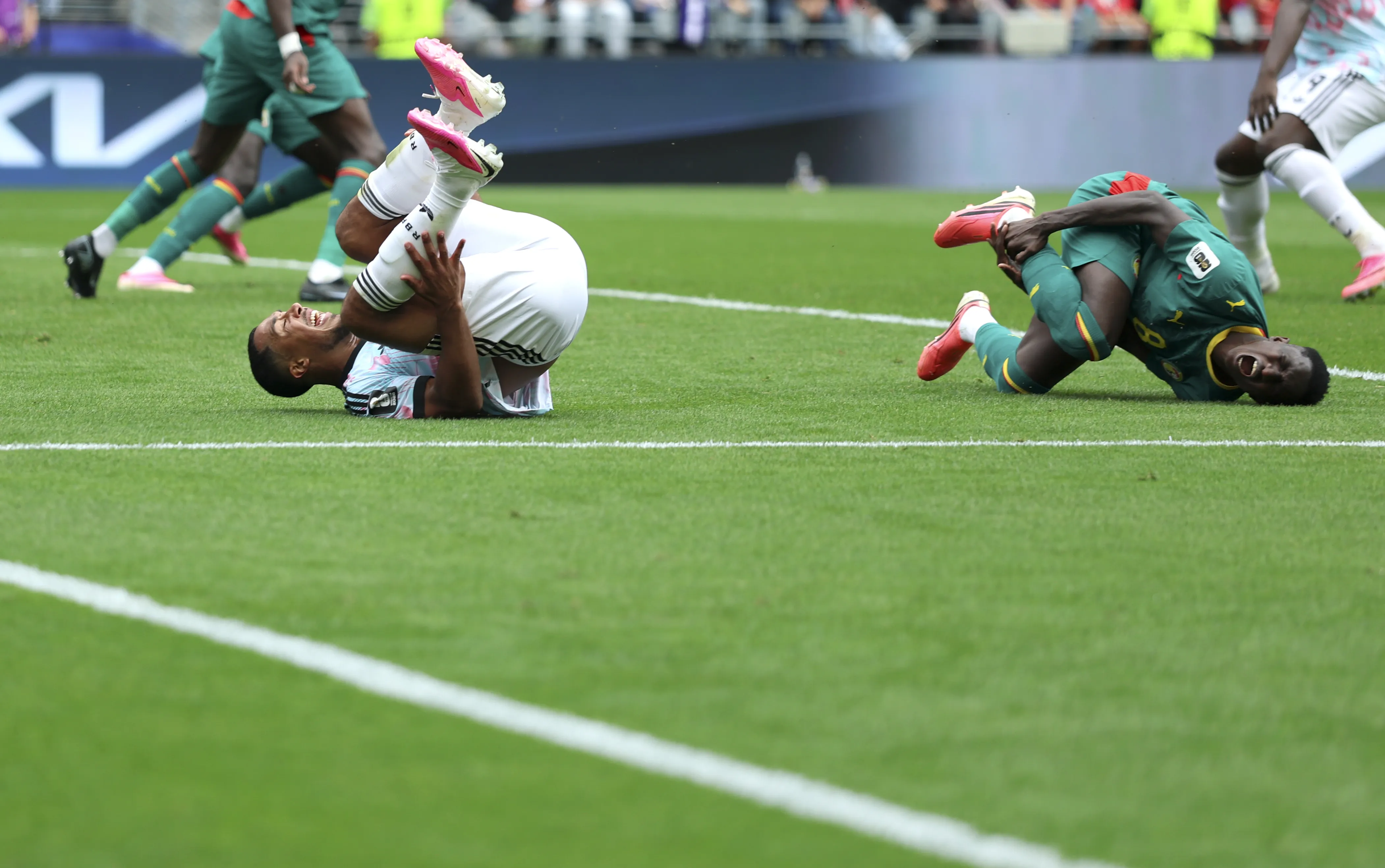 Lamine Camara a provoqu&eacute; le penalty fatal de Youri Tielemans lors du match S&eacute;n&eacute;gal-Belgique. 