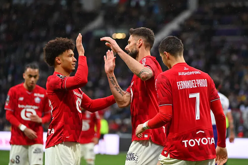 Tiago SANTOS of Lille, Olivier GIROUD of Lille, Matias FERNANDEZ-PARDO of Lille 