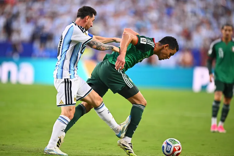 Argentine &ndash; Alg&eacute;rie : &ldquo;tout le monde l&rsquo;a vu&hellip;&rdquo;, le lourd sous-entendu de Petkovic au sujet de la semelle de Messi sur Mandi (Coupe du monde 2026)