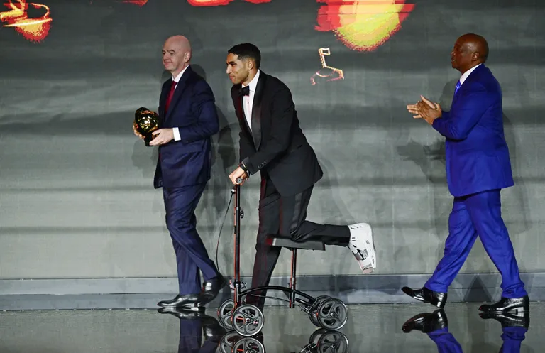 Ballon d’Or Africain : “trottinette” et “cape d’invisibilité”, le look d’Hakimi amuse le web