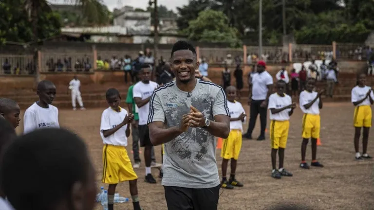 Cameroun : Eto&rsquo;o joue avec de jeunes r&eacute;fugi&eacute;s