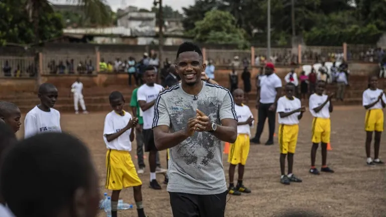 Cameroun : Eto’o joue avec de jeunes réfugiés