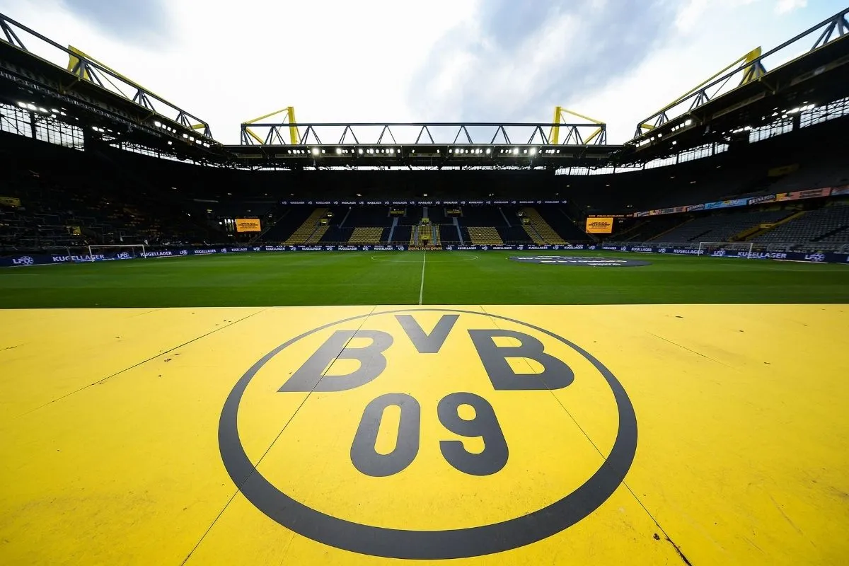 Mercato : un Algérien annonce son départ surprise du Borussia Dortmund !