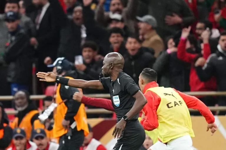 &ldquo;Vous avez brillamment offici&eacute;&rdquo; : l&rsquo;arbitre de la finale S&eacute;n&eacute;gal-Maroc, Jean-Jacques Ndala, f&eacute;licit&eacute; en RDC