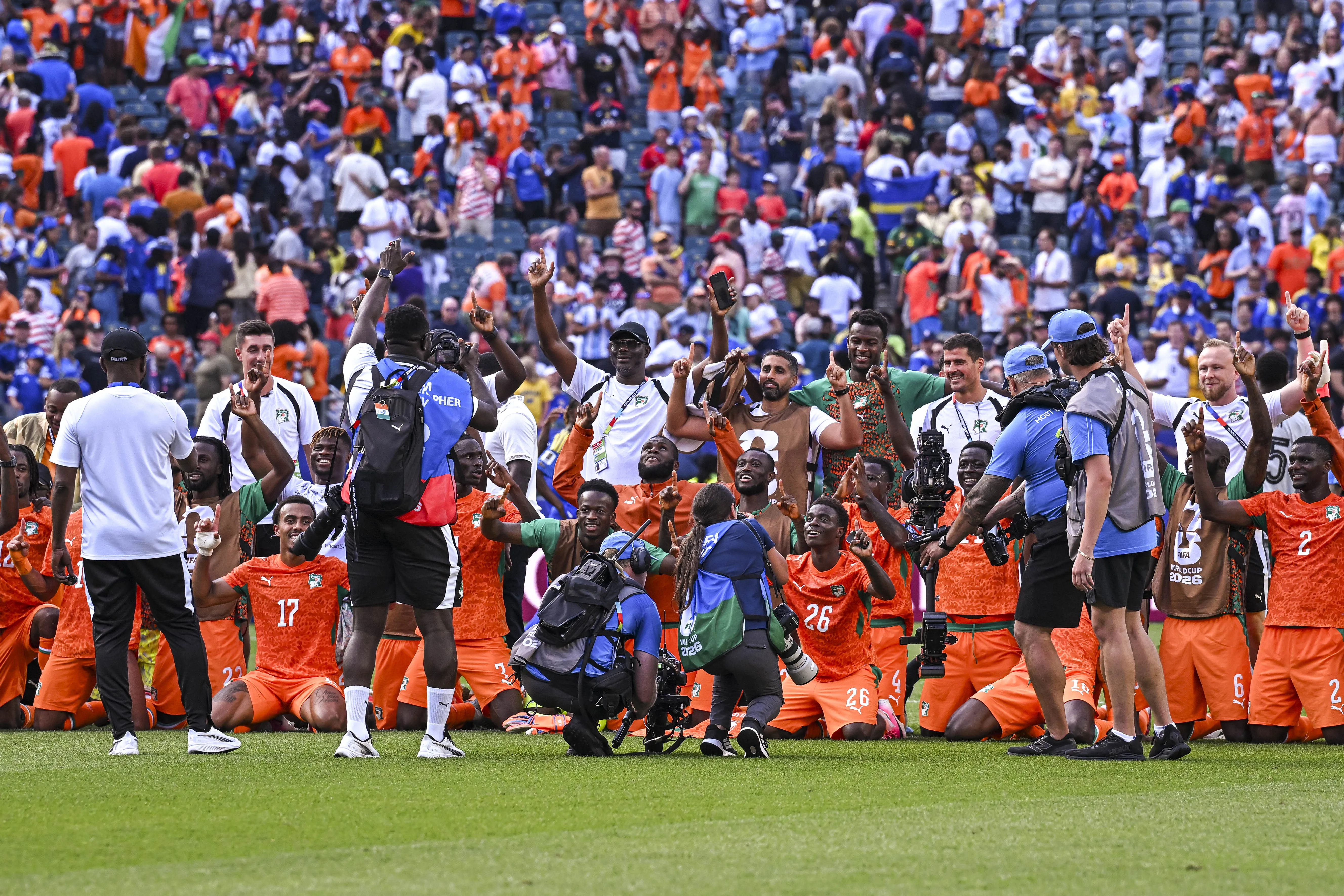 Les El&eacute;phants de C&ocirc;te d'Ivoire f&ecirc;tent leur qualification dans le rond central.