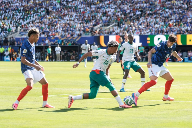S&eacute;n&eacute;gal : wonderkid record, Ibrahim Mbaye pousse fort&hellip; Pape Thiaw oblig&eacute; de revoir ses plans en pleine Coupe du monde 2026 ?