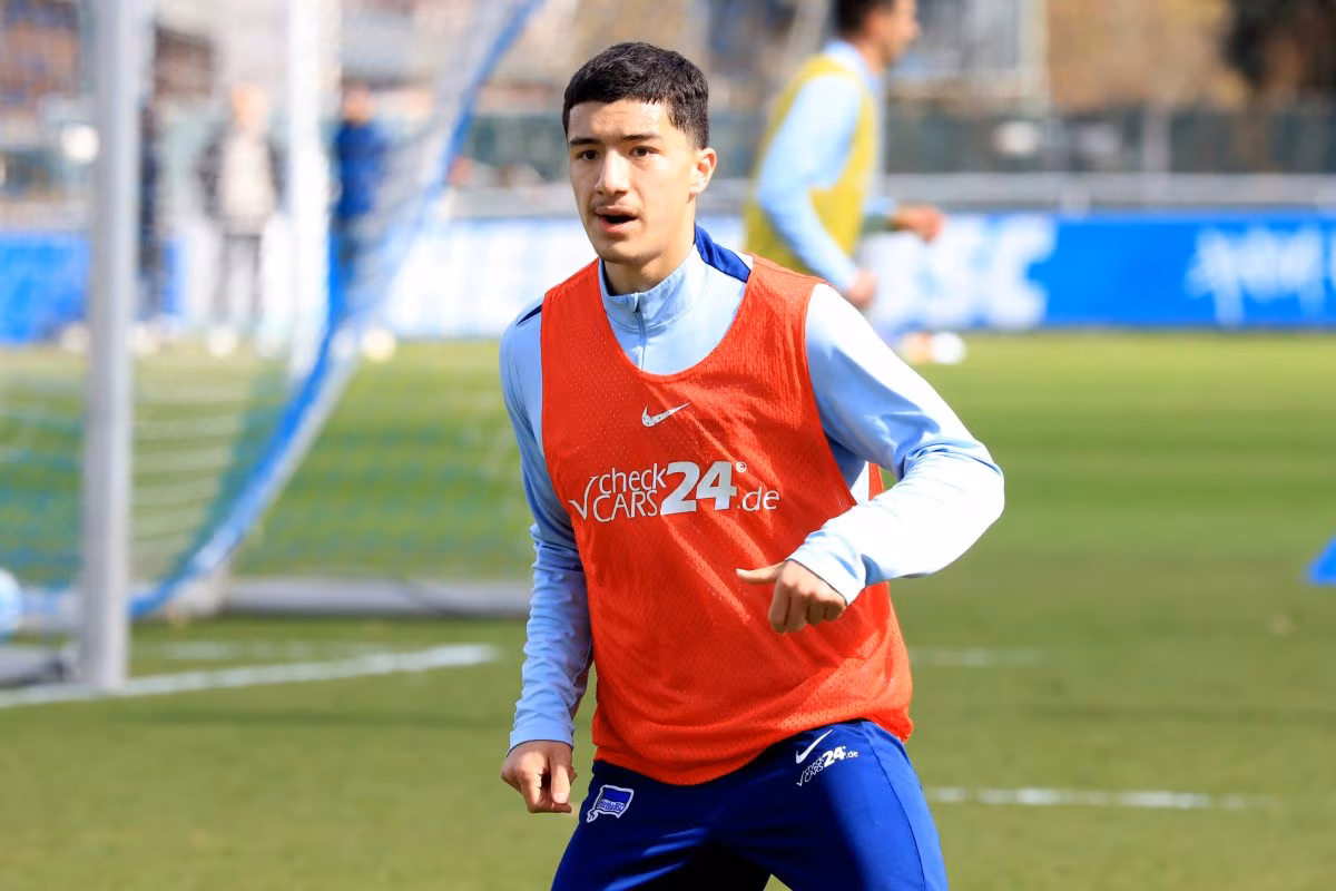 Ibrahim Maza en discussions avec un cador de Bundesliga