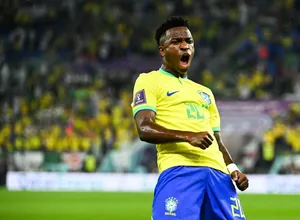 Francis Ngannou pose avec le maillot Cameroun floqué Vinicius !