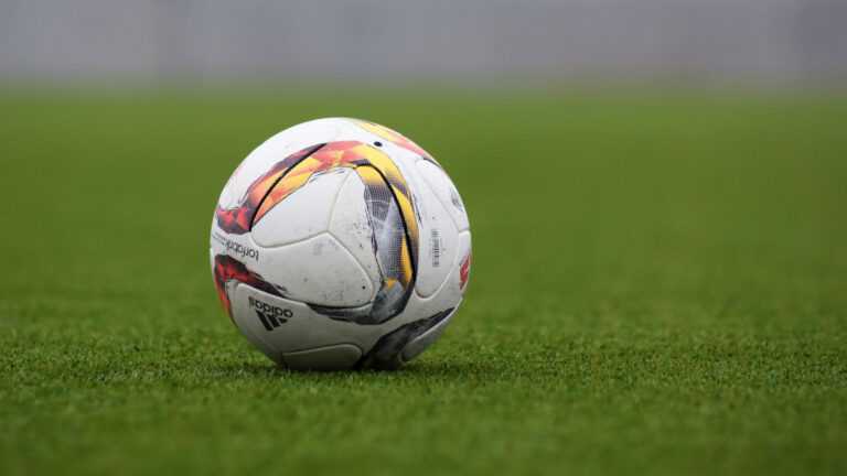 Un ballon de football sur un terrain
