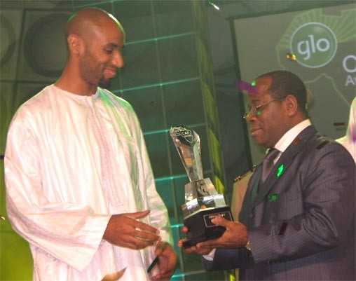Komlan Mally remettant son trophée à Frédéric Kanouté