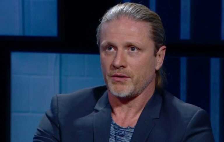 emmanuel petit tres emu en evoquant la mort de son frere sur le plateau du vestiaire video
