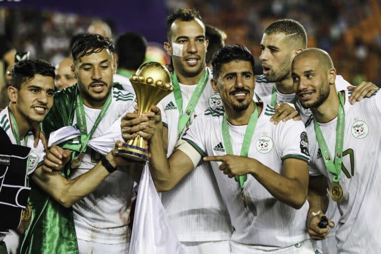 Youcef Atal, Youcef Belaili, Djamel Benlamri, Baghdad Bounedjah, Islam Slimani, Adlene Guedioura, Algérie