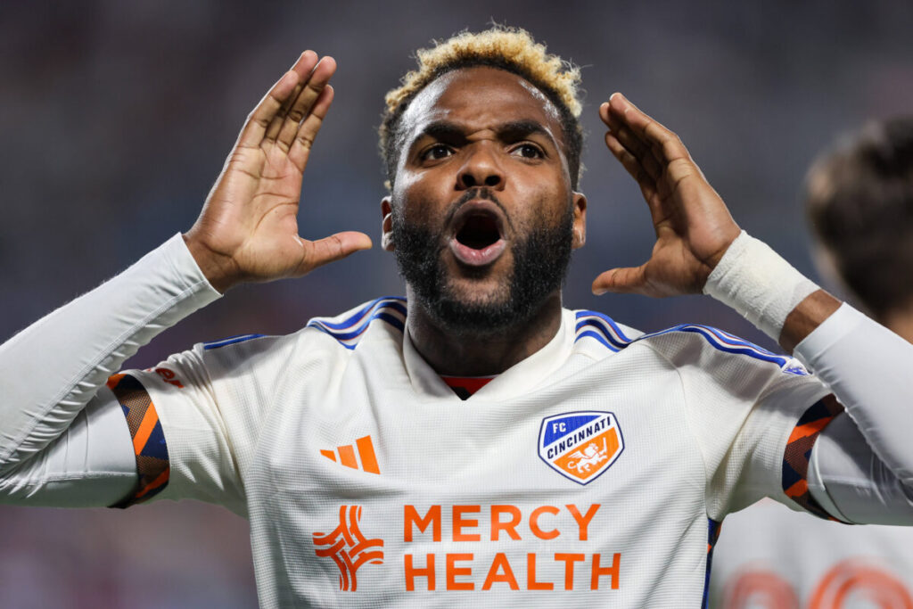 Gabon : officialisé en Egypte, Aaron Boupendza attendu en… Roumanie !